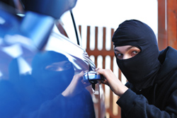 zloděj krade auto